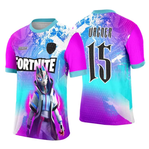 Camisa com personagem futurista de máscara de raposa no centro da frente em azul e rosa, texto FORTNITE destacado, mangas rosadas e detalhes azul claro. Nas costas, nome VICCER e o número 15 em preto com fundo degradê rosa e azul.