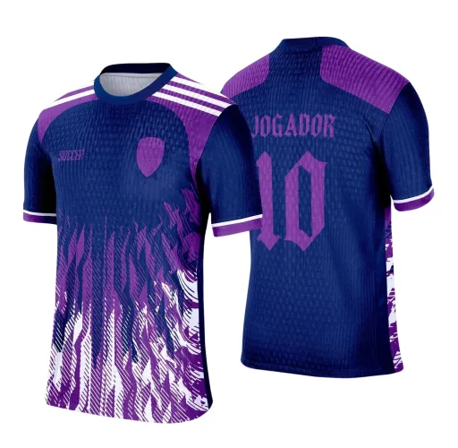 Camisa azul escura com degradê em roxo e branco na parte frontal, escudo roxo e logo Soccer. Nas costas, fundo azul e roxo com texto JOGADOR e número 10 em roxo.