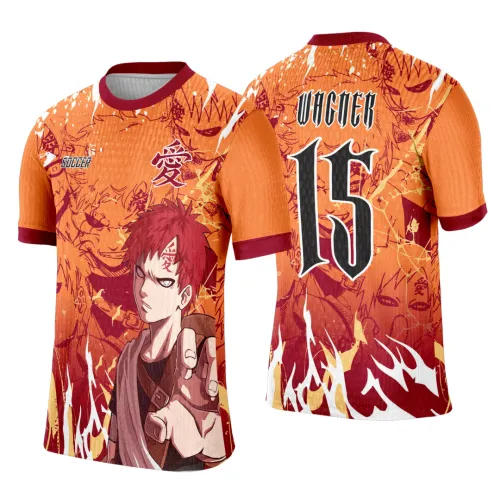 Camisa laranja com personagem Gaara em pose frontal e símbolo japonês, detalhes em vermelho e amarelo, número 15 e texto VACMER nas costas, fundo com chamas e ilustrações do personagem