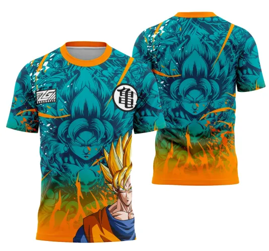 Camisa frontal com Goku Super Saiyajin de cabelos dourados sobre fundo azul com várias imagens de Goku em azul escuro e chamas laranja na parte inferior, costas com grande figura de Goku em azul e chamas laranja, gola laranja, logo '2RAUGRAFIC' e símbolo japonês no peito.