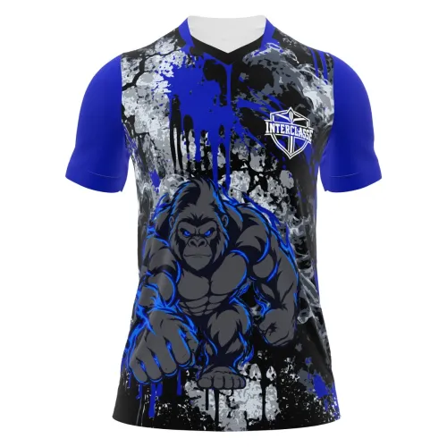 Camisa com estampa de gorila estilizado na frente, fundo com manchas e respingos em azul, preto e cinza, mangas azuis e nome personalizado nas costas, cobrindo toda a peça.