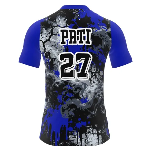 Camisa com estampa de gorila estilizado na frente, fundo com manchas e respingos em azul, preto e cinza, mangas azuis e nome personalizado nas costas, cobrindo toda a peça.