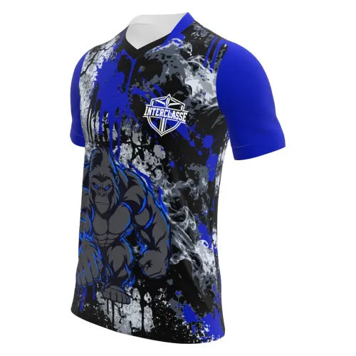 Camisa com estampa de gorila estilizado na frente, fundo com manchas e respingos em azul, preto e cinza, mangas azuis e nome personalizado nas costas, cobrindo toda a peça.