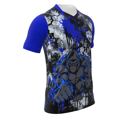 Camisa com estampa de gorila estilizado na frente, fundo com manchas e respingos em azul, preto e cinza, mangas azuis e nome personalizado nas costas, cobrindo toda a peça.