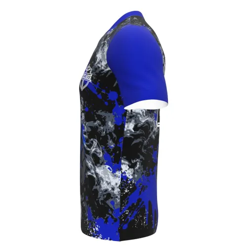 Camisa com estampa de gorila estilizado na frente, fundo com manchas e respingos em azul, preto e cinza, mangas azuis e nome personalizado nas costas, cobrindo toda a peça.