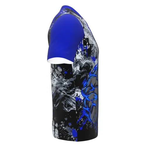 Camisa com estampa de gorila estilizado na frente, fundo com manchas e respingos em azul, preto e cinza, mangas azuis e nome personalizado nas costas, cobrindo toda a peça.