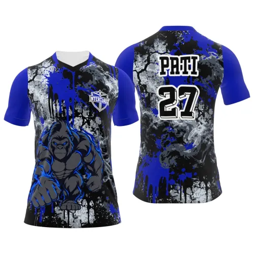 Camisa com estampa de gorila estilizado na frente, fundo com manchas e respingos em azul, preto e cinza, mangas azuis e nome personalizado nas costas, cobrindo toda a peça.