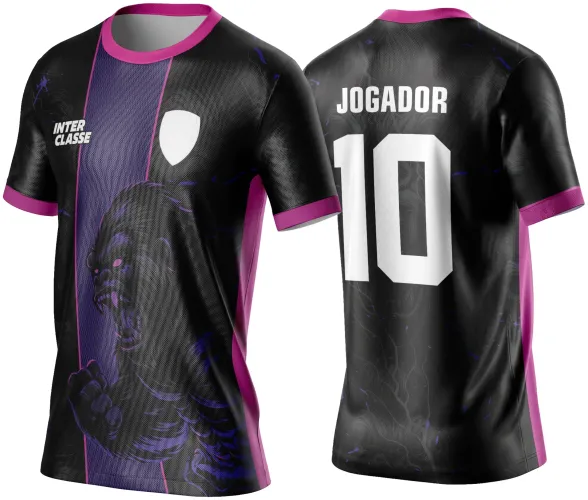 Camisa preta com detalhe roxo central e golas e mangas em pink. Na frente, gorila roxo agressivo, texto INTER CLASSE e escudo branco. Nas costas, texto JOGADOR e número 10 em branco, com detalhes gráficos azuis.