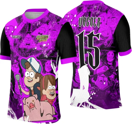 Camisa com frente roxa e preta com personagens de Gravity Falls segurando lanterna, e porco rosa, logo Gravity Falls e texto SOCCER. Nas costas, número 15 grande em preto e branco, e texto WÄCKER acima, fundo roxo com desenhos do tema.
