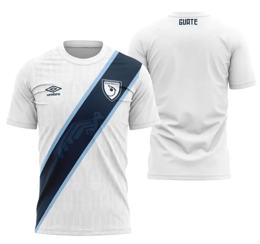 Camisa branca com faixa diagonal azul escuro e azul claro na frente e emblema da Selección Nacional Guatemala, logo Umbro, figura estilizada, fundo com padrão gráfico. Costas brancas com o texto GUATE em azul escuro na nuca.