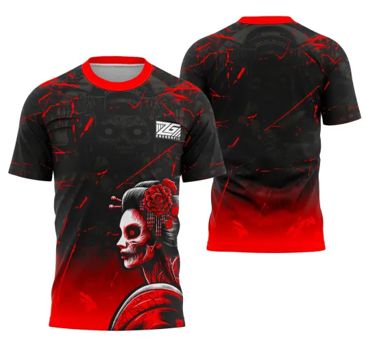 Camisa preta com degradê vermelho na parte inferior, destaque para figura frontal de gueixa com maquiagem de caveira e flores vermelhas, logo branco no peito direito, costas com versão escura da gueixa e detalhes vermelhos estilo riscos.