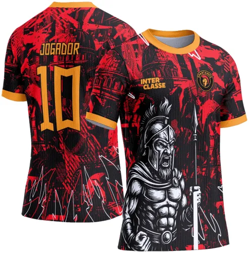 Camisa com arte frente de guerreiro espartano em pose agressiva, fundo vermelho e preto, texto INTERCLASSE e escudo Spartanos no peito; costas com número 10 e nome JOGADOR em amarelo, gola e punhos amarelos.