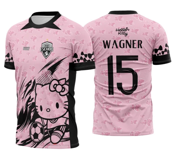 Camisa rosa com estampa da Hello Kitty segurando bola de futebol na frente em preto, detalhes pretos nas mangas e colarinho. Nas costas, padrão rosa com nome WAGNER, número 15 e logo Hello Kitty em preto.