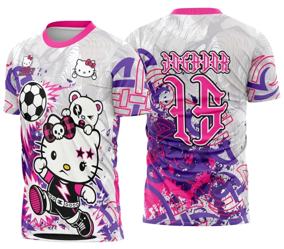 Camisa com arte punk de Hello Kitty em preto e rosa na frente com bola de futebol e urso branco. Fundo branco com grafismos em rosa, roxo e cinza. Costas com número 16 e texto JOGADOR em rosa com contornos preto e branco, mangas e gola rosa.