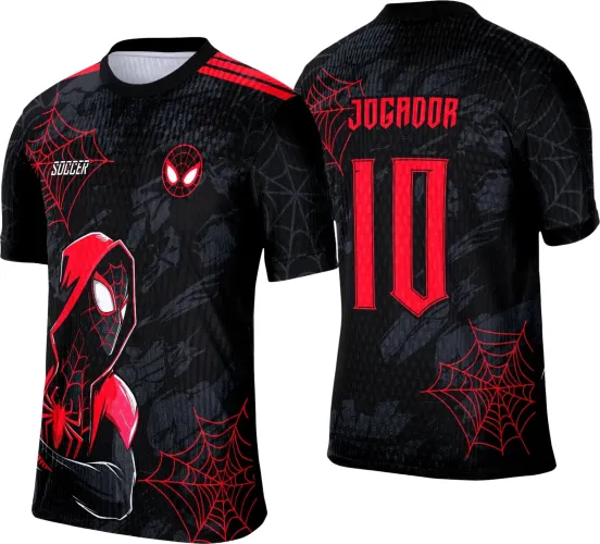 Camisa preta com arte do Homem-Aranha em capuz vermelho na frente, teias vermelhas e texto SOCCER branco. Costas exibem número 10 e nome JOGADOR em vermelho com teias detalhadas.