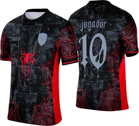 Camisa preta com detalhes vermelhos e cinza, símbolo vermelho de aranha à frente, escudo cinza e texto 'SOCCER'. Costas com número 10 cinza e texto 'JOGADOR' em branco, decorada com teias vermelhas e laterais vermelhas.