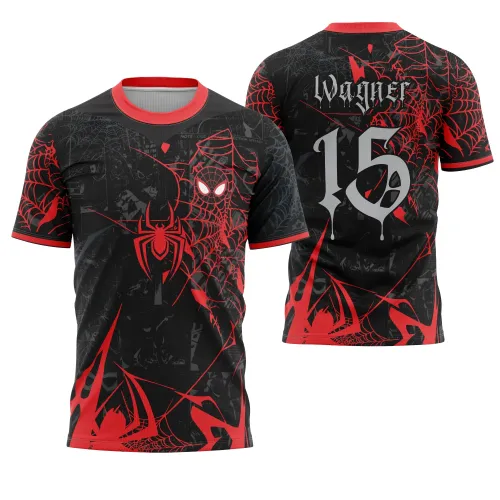 Camisa preta com detalhes vermelhos e cinza, frente com grande aranha e rosto do Homem-Aranha em teias vermelhas, costas com nome 'Wagner' em cinza e número '15' estilizado, estampa com tema aracnídeo e fundo de quadrinhos em tons escuros.