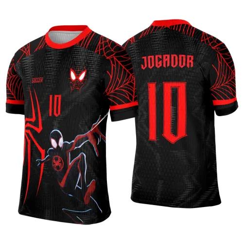 Camisa preta com detalhes vermelhos. Frente mostra o Homem-Aranha com grande número 10 e texto Soccer. Costas têm número 10 e palavra JOGADOR em vermelho, além de padrão de teia vermelha nos ombros.