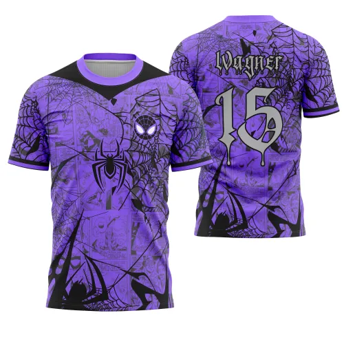 Camisa roxa estilo quadrinhos com Homem-Aranha na frente, aranha preta central, teias pretas por toda a peça, costas com nome Wagner e número 15 em cinza gótico, detalhes em preto e lilás no colarinho e mangas.