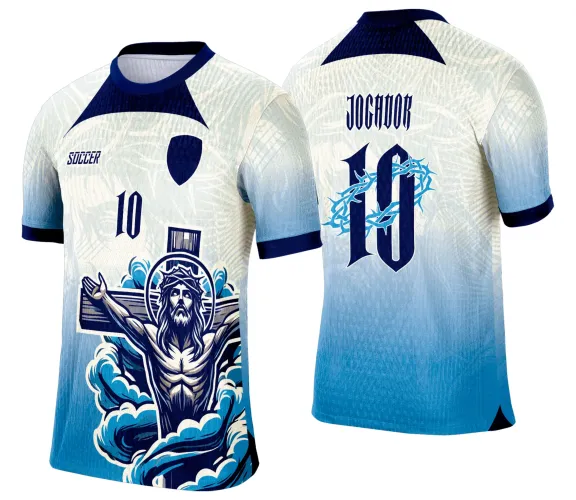Camisa branca e azul com degradê, frente com imagem de Jesus Cristo crucificado em azul e branco, número 10 e palavra SOCCER, costas com número 10 com coroa de espinhos azul e palavra JOGADOR.
