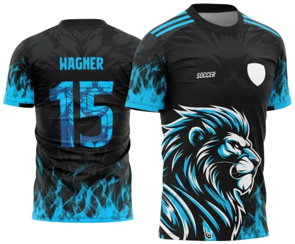 Camisa preta com detalhes em azul, leão azul e branco em perfil na frente com escudo branco e texto 'SOCCER', costas com nome 'WAGNER', número 15 em azul com chamas azuis no fundo.