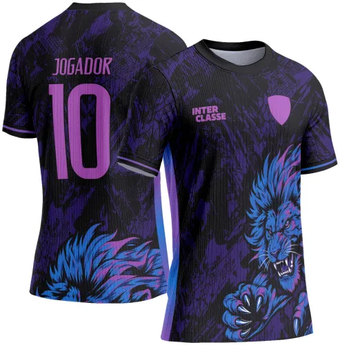 Camisa esportiva com fundo preto e roxo em textura, leão azul e rosa em posição agressiva na frente, escudo rosa e texto INTER CLASSE rosa à frente, e nas costas número 10 com nome JOGADOR em rosa, detalhes nas mangas em roxo e azul.