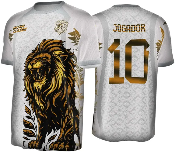 Camisa branca com leão dourado em destaque na frente, folhas douradas e padrão geométrico discreto. Nas costas, o número 10 e o texto JOGADOR em dourado, com mangas e gola cinza.