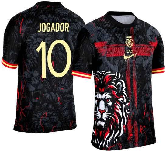 Camisa preta com leão estilizado vermelho e branco na frente, cruz vermelha central com escudo dourado e texto CLASSE. Nas costas, padrão sombreado de leões pretos, texto JOGADOR e número 10 em amarelo. Detalhes em vermelho e amarelo nas mangas.