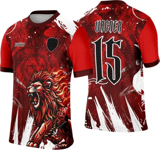 Camisa vermelha com estampa frontal de leão rugindo em chamas laranjas e vermelhas, fundo com textura vermelha e branca, texto SOCCER na frente, costas com número 15 e nome VINCER em estilo gótico sobre fundo vermelho com detalhes em branco