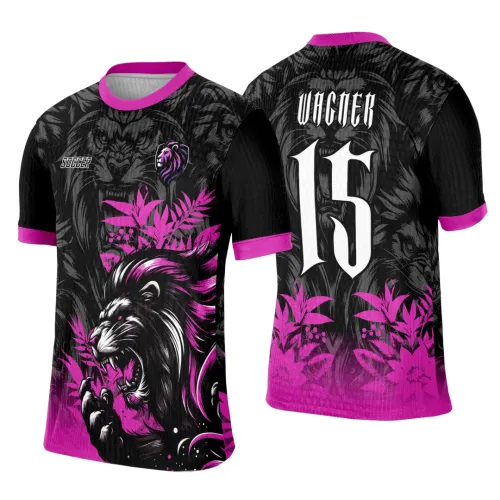 Camisa preta com detalhes em rosa, estampa grande de leão rugindo na frente com folhas rosas, escudo do leão e texto SOCCER, costas com grande número 15 branco e nome VAGNER em fonte gótica, detalhes florais rosa e gola rosa.