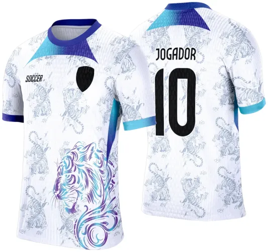 Camisa branca com estampa de leopardos em cinza claro, frente com leopardo ornamental azul e roxo, gola e mangas em tons de azul, escudo preto e texto SOCCER na frente; costas com texto JOGADOR e número 10 em preto.