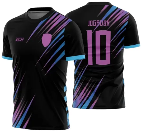 Camisa preta com listras diagonais em degradê roxo e azul na frente e costas. Frente com escudo roxo e texto SOCCER, costas com número 10 grande e JOGADOR acima, mangas com detalhe azul claro.