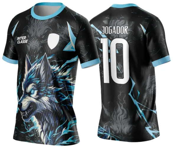Camisa preta com lobo feroz azul gelo e branco na frente, com raios azuis e texto INTER CLASSE e escudo branco. Costas com número 10 e texto JOGADOR em branco, detalhes de lobo em marca d'água e raios azuis, gola e punhos azul claro.