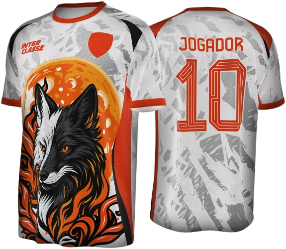 Camisa branca com lobo preto e branco em destaque na frente sobre lua laranja, fogo laranja na parte inferior, textos INTER CLASSE e escudo em vermelho. Nas costas fundo branco com cinza e JOGADOR 10 em vermelho grande.