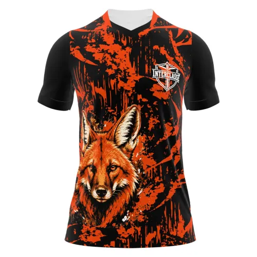 Camisa com estampa de lobo-guará realista na frente, fundo preto com manchas e pinceladas em laranja vibrante, detalhes modernos e nome personalizado nas costas.