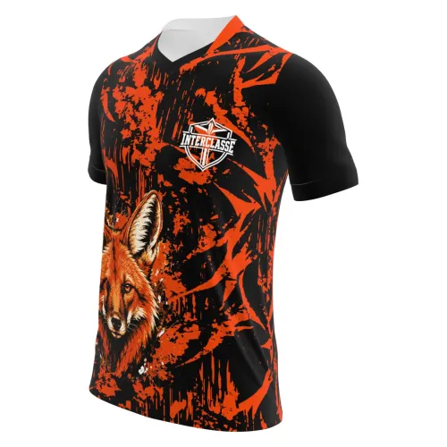 Camisa com estampa de lobo-guará realista na frente, fundo preto com manchas e pinceladas em laranja vibrante, detalhes modernos e nome personalizado nas costas.
