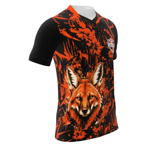 Camisa com estampa de lobo-guará realista na frente, fundo preto com manchas e pinceladas em laranja vibrante, detalhes modernos e nome personalizado nas costas.