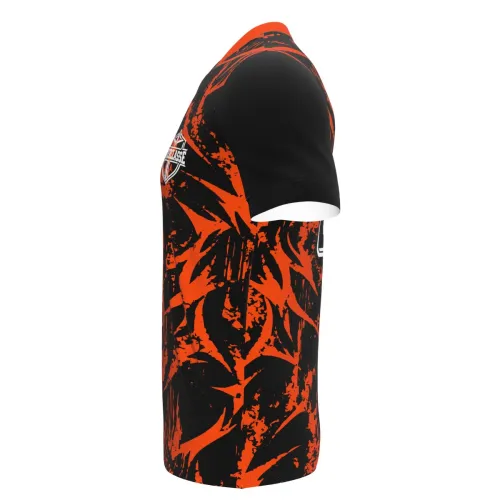 Camisa com estampa de lobo-guará realista na frente, fundo preto com manchas e pinceladas em laranja vibrante, detalhes modernos e nome personalizado nas costas.