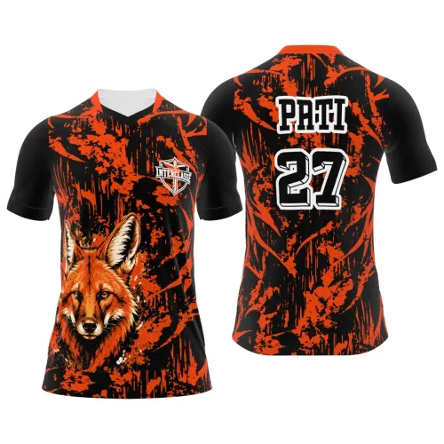 Camisa com estampa de lobo-guará realista na frente, fundo preto com manchas e pinceladas em laranja vibrante, detalhes modernos e nome personalizado nas costas.