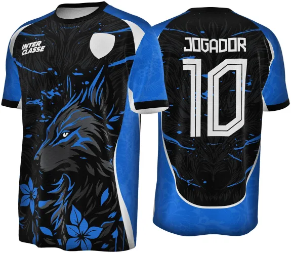 Camisa com frente preta destacando grande lobo em tons pretos e azuis com flores azuis. Nas costas fundo preto com azul nas laterais, texto JOGADOR e número 10 em branco.