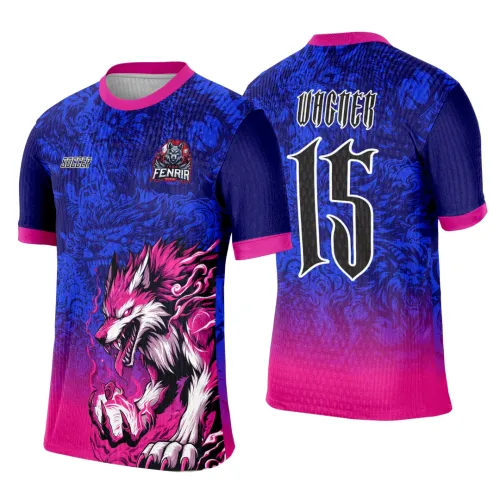 Camisa com frente azul e rosa, destaque para lobo rosa em pose feroz segurando fogo, escudo Fenrir e texto Soccer. Costas com fundo degradê azul para rosa, número 15 e nome WICKER em estilo gótico.