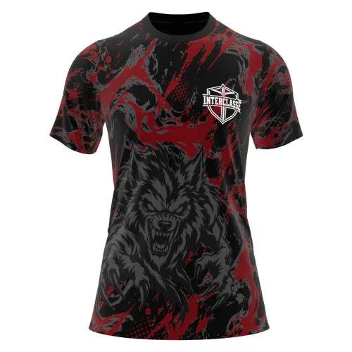 Camisa estampada por inteiro com fundo preto e vermelho em efeito marmorizado, lobo selvagem em destaque na frente, escudo Interclasse no peito e nome personalizado nas costas.