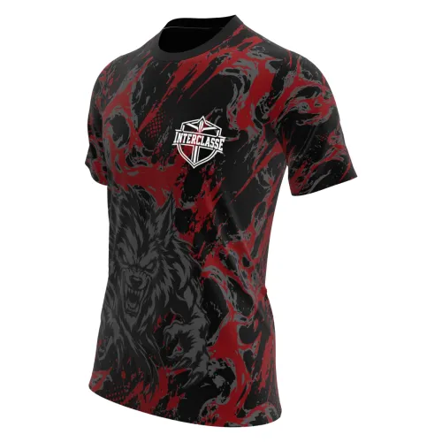Camisa estampada por inteiro com fundo preto e vermelho em efeito marmorizado, lobo selvagem em destaque na frente, escudo Interclasse no peito e nome personalizado nas costas.