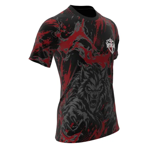 Camisa estampada por inteiro com fundo preto e vermelho em efeito marmorizado, lobo selvagem em destaque na frente, escudo Interclasse no peito e nome personalizado nas costas.