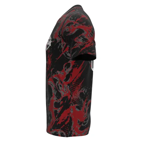 Camisa estampada por inteiro com fundo preto e vermelho em efeito marmorizado, lobo selvagem em destaque na frente, escudo Interclasse no peito e nome personalizado nas costas.