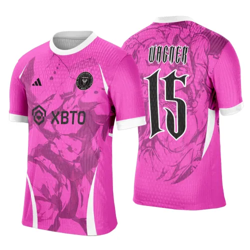 Camisa rosa vibrante com gola e punhos brancos. Na frente, arte detalhada de Majin Boo em tons escuros de rosa, escudo do clube e logos pretos. Nas costas, o nome VICTER e o número 15 em preto com sombra branca sobre o mesmo fundo rosa com Majin Boo.