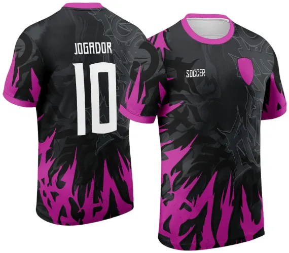 Camisa preta com detalhes magenta, escudo magenta sem texto na frente e palavra SOCCER no peito esquerdo, nas costas número 10 e texto JOGADOR em branco, com padrão gráfico preto e cinza predominante.