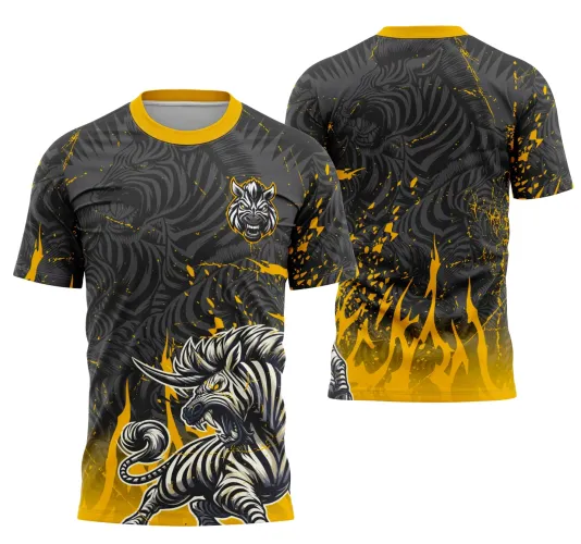 Camisa esportiva com fundo cinza escuro, máscara de zebra branca e preta no peito e grande zebra rugindo com chamas amarelas na frente e costas, com gola amarela vibrante.