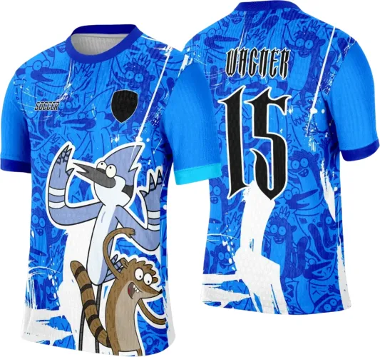 Camisa azul intensa com mascotes animados na frente em pose dinâmica, texto 'SOCCER' e escudo preto; costas com número 15 preto contornado de branco e texto estilizado acima, fundo gráfico azul detalhado