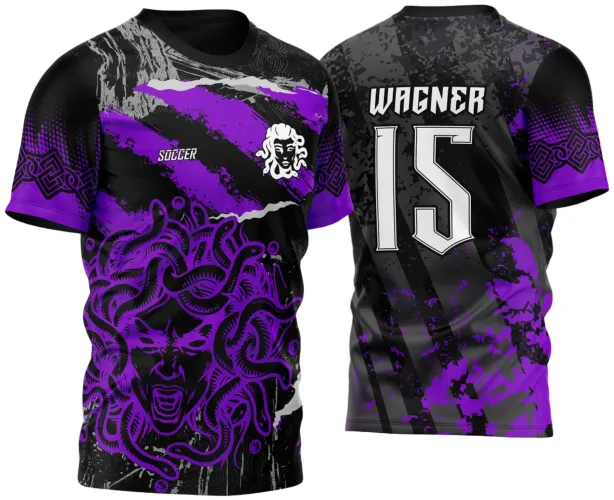 Camisa preta com detalhes roxos e prata; frente com Medusa em roxo e logo SOCCER em prata, costas com nome WAGNER e número 15 em prata e mangas com padrão geométrico roxo